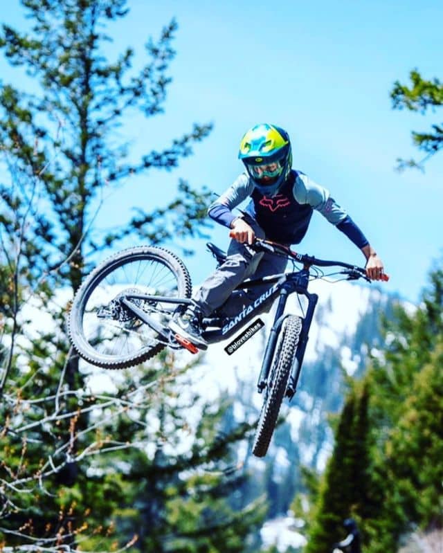 Only 25 hours left to make your donation to Teton FreeRiders through Old Bill’s! Help us help you catch some air! Follow the link in our bio now! 
🚵‍♂️: @blovesbikes
