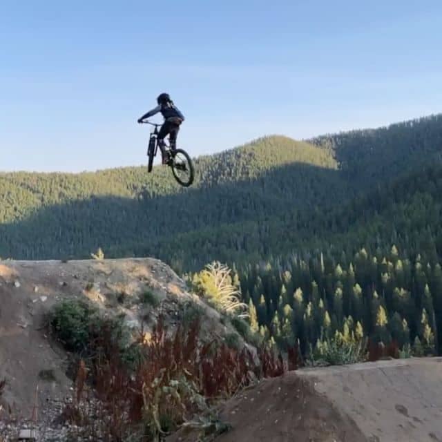 Time to send it! There's only one hour (5 pm 💀line) left to donate during Old Bill’s. Thank you to everyone that has donated and shown support. Without you, mountain biking in the Tetons wouldn't be where it is today! 
If you haven't donated it's not too late. Remember no amount is too small and any donation you make today will be matched. That means more 💸 straight back to the dirt. 
Thanks again, we love you Jackson Hole!

Donation link in bio. 

@b_loves_bikes ruling the ravine! 
📷: @powbender 
#oldbills2020 
#jacksonhole 
#tetonfreedomriders