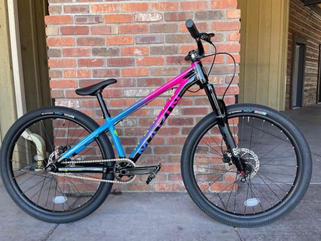 $5 for this bike. What a steal. Well at least if you win! That’s right @thehub_jh has donated this sick @marinbikes Alcatraz Dirt Jump bike for the Bike Swap Raffle this Saturday. Tickets are $5 each or 5/$20. Get em at The Hub through Friday, via the link in our bio or at the Bike Swap.
Don’t forget to drop off your bikes this Friday from 12-7 at Snow King Ice Arena. No bikes will be accepted the day of the swap. 
See you guys at 1:30 on Saturday. 
Yay! 🚲🚲🚲🚲🚲🚲🚲
#jhbikeswap2021 #jhbikeswap