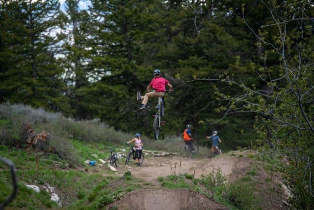 🚀Teton Pass Bash #2 This Saturday, 11-4, at the Stagecoach! The dirt is perfect right now and the trails are open! Come on down for free shuttles provided by two of the finest bike shops around, @hoffsbikesmith  and @hobacksports ! Time to send it! 
🚵: @powbender 
📸: @dlnardi